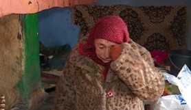 Sărăcia dramatică în care trăiesc bătrânii din Moldova. La 69 de ani în casă din lut, ce riscă să cadă